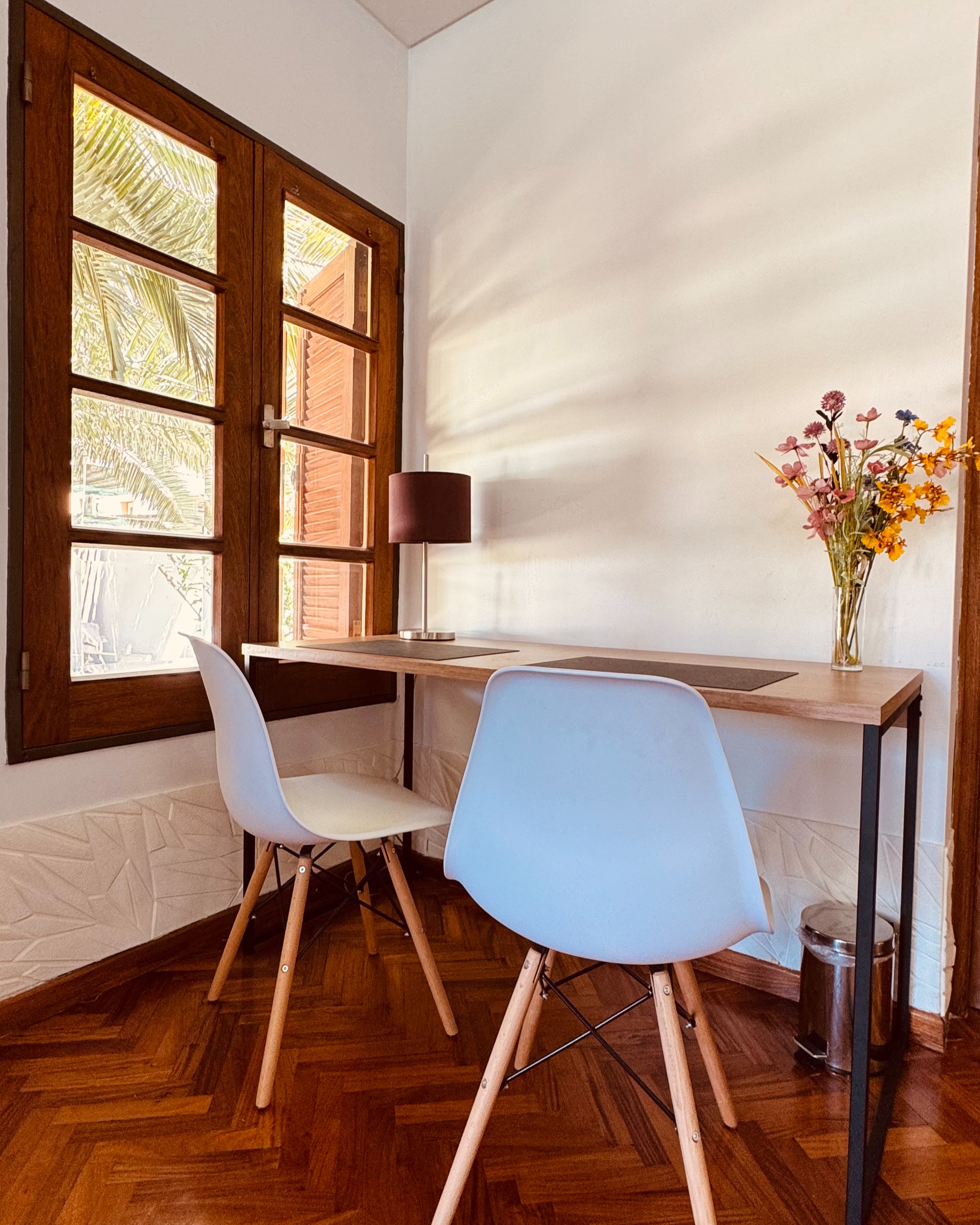 Espacio de estar junto a ventanales y jardín