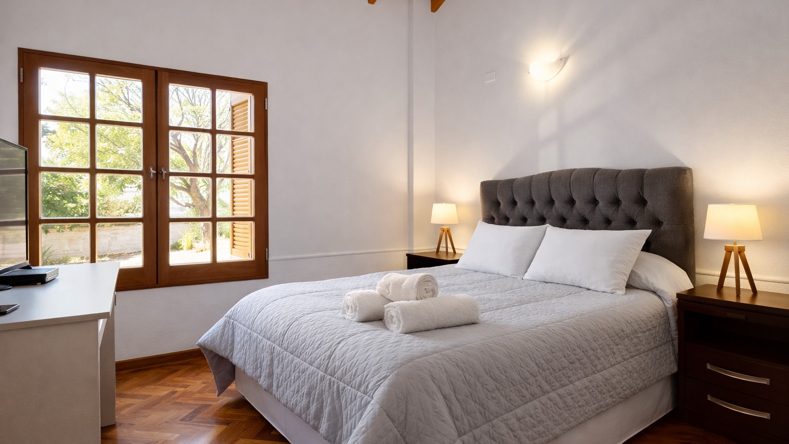 Habitación luminosa con cama Queen y luz natural