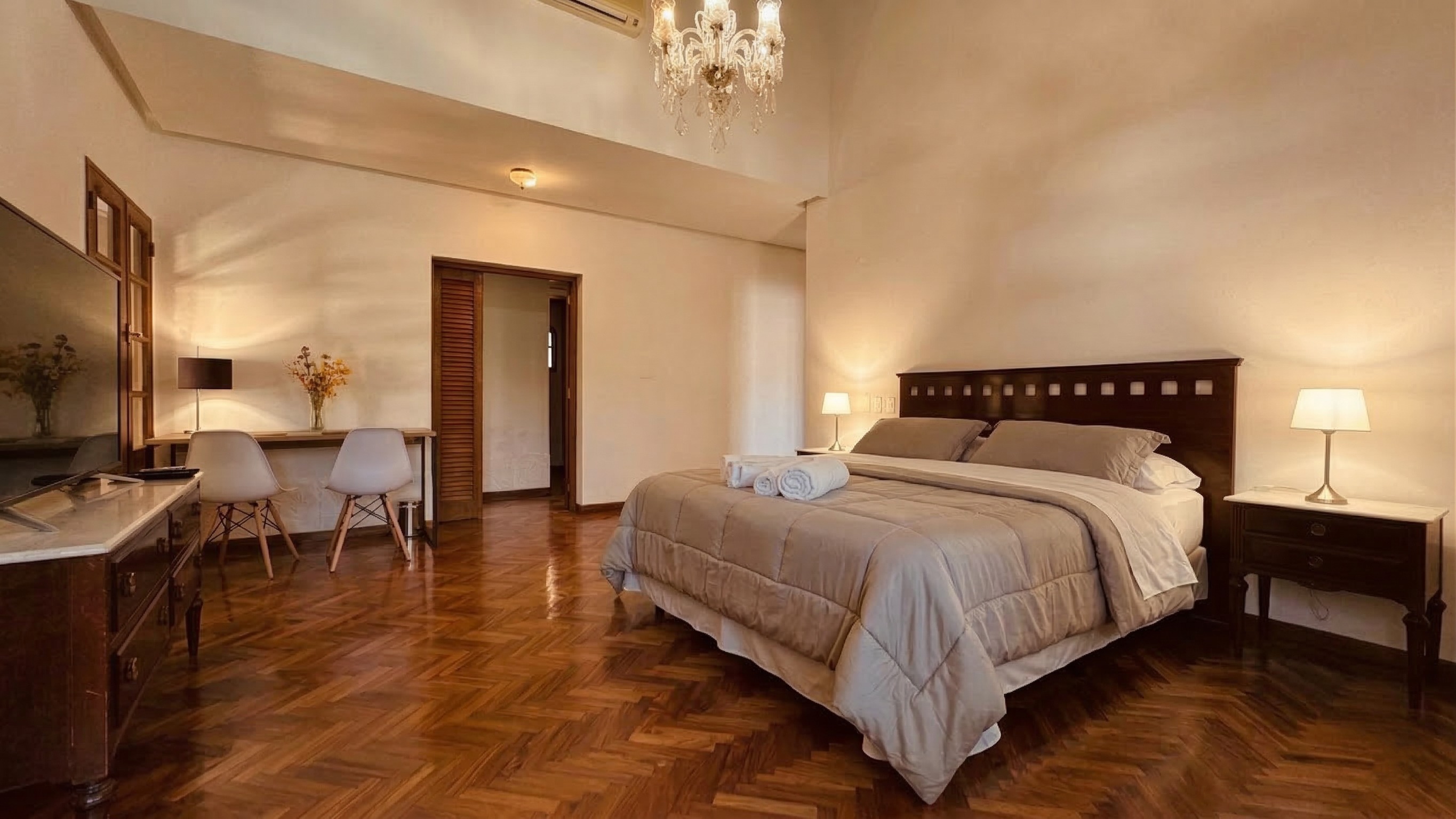 Suite cálida con cama Queen y muebles de madera